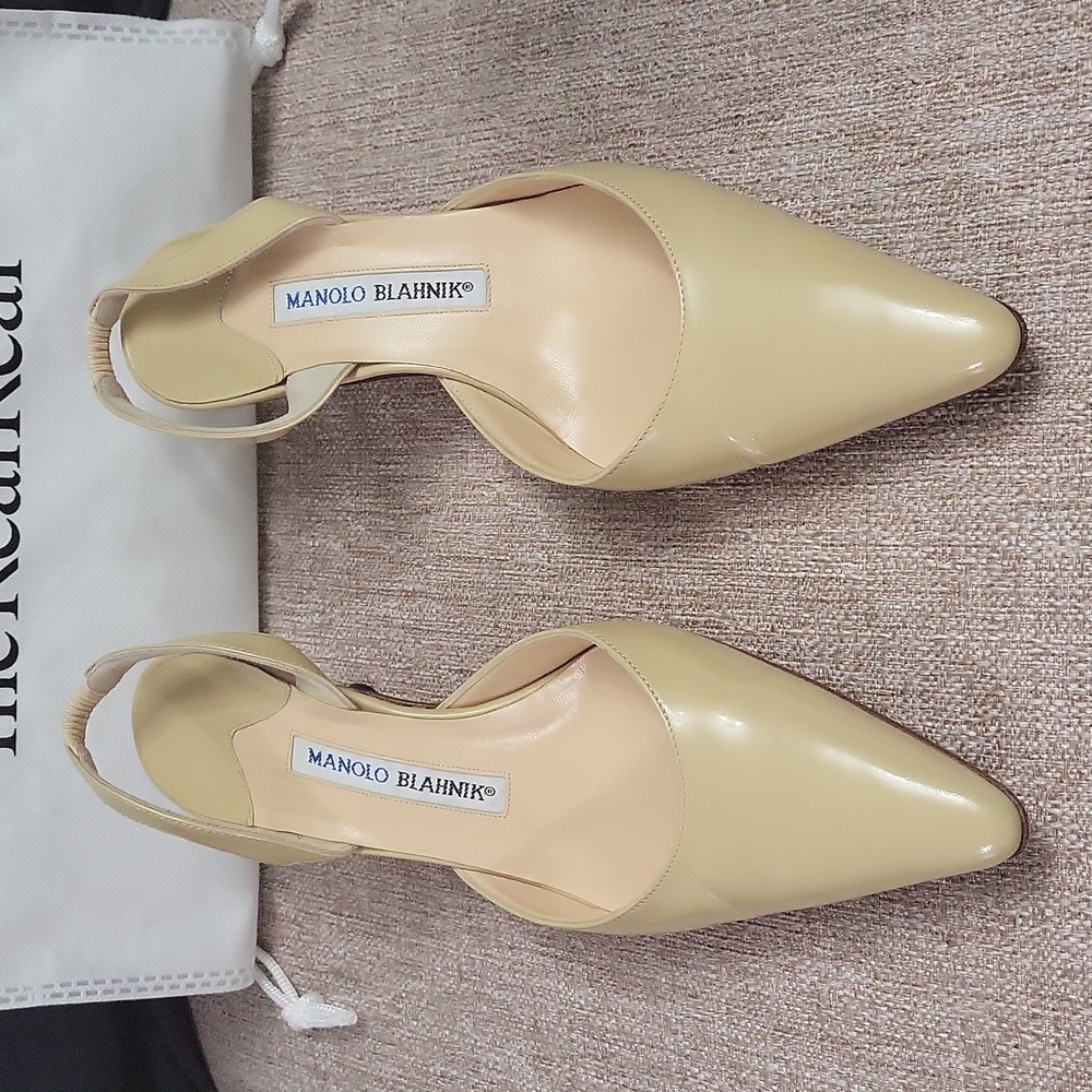 Manolo Blahnik- Carolyne low heel (kitten heel) patent halter pump